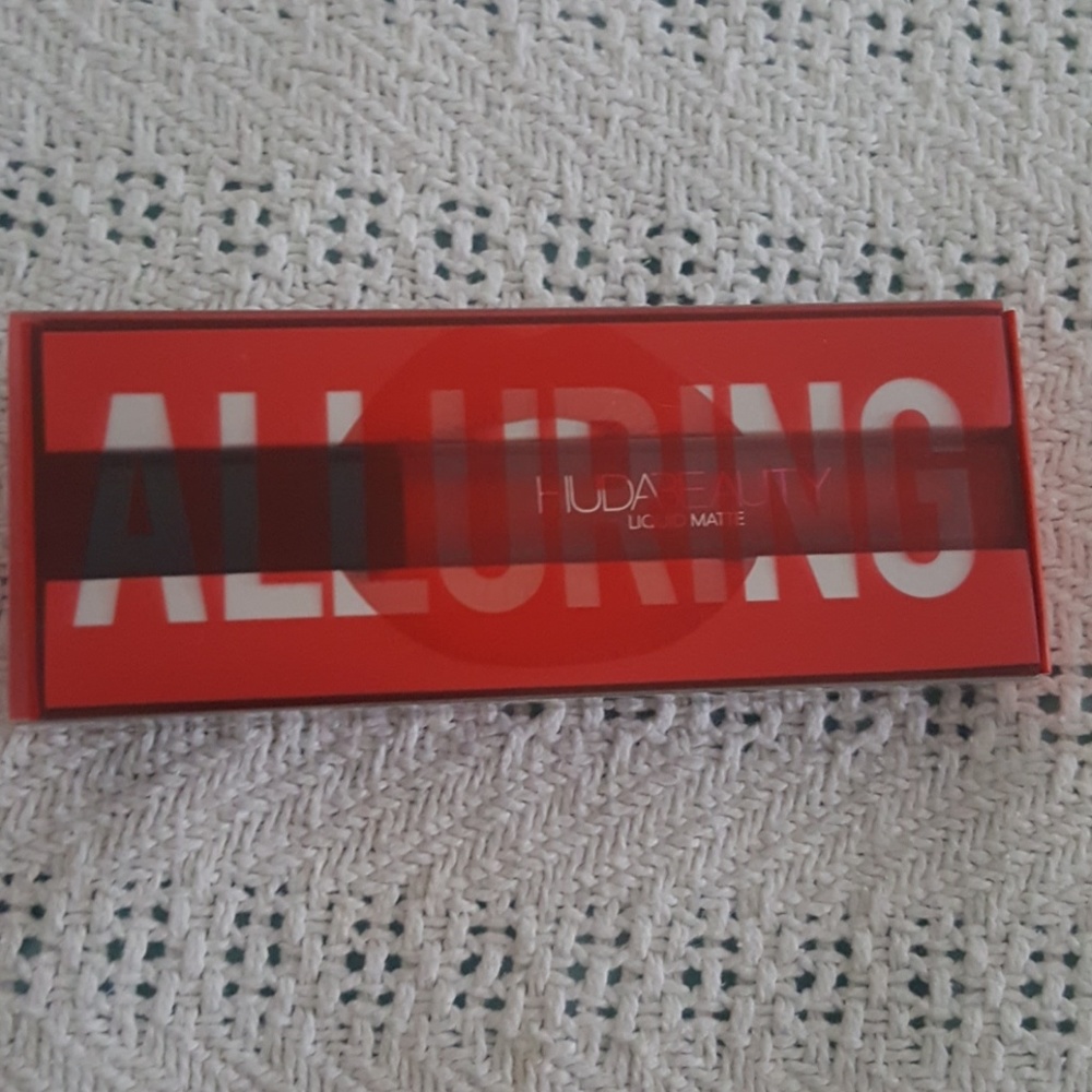 Huda Liquid Matte Alluring NIB